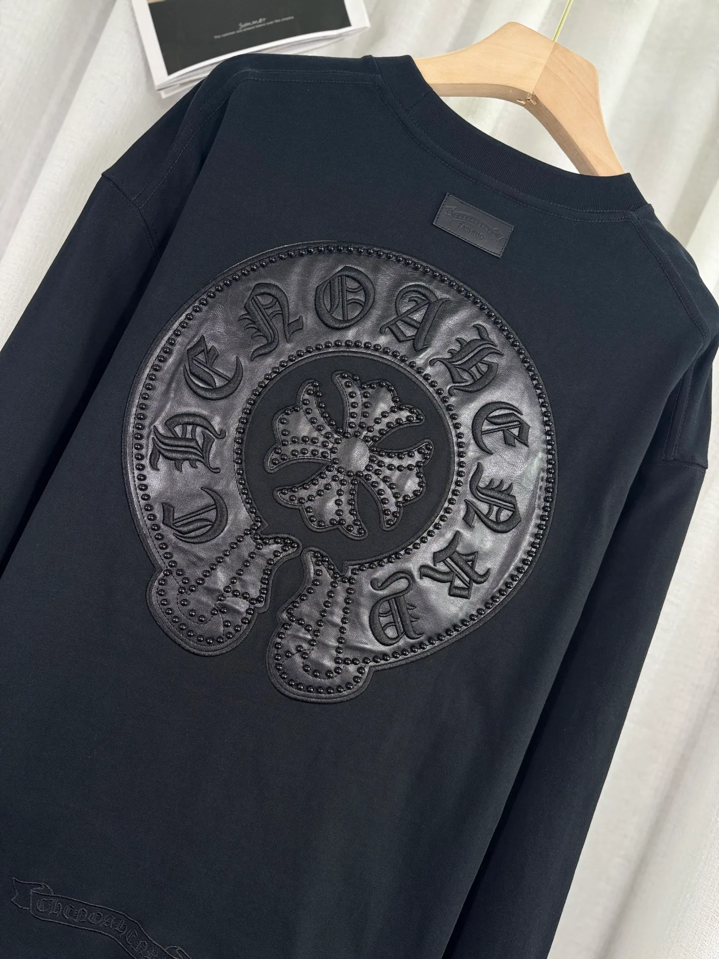 P260 top version, real shot without P, ​​different from market currency) 𝗖𝗵𝗿𝗼𝗺𝗲 𝗛𝗲𝗮𝗿𝘁𝘀/Cro Heart 2025 Autumn and Winter Pearl Compass Casual Long Sleeve 👑The highest version! Customized fabric 320g fabric! Pearl compass, genuine leather cut. Best-selling model at the counter. Very comfortable to wear. Accessories: original molded and authenticated collar label➕100% silk wash label. Genuine purchase-grade original hangtag➕matching hanging rope➕3D hanging beads➕original packaging bag. Craftsmanship: The original version has consistent wiring! The highest version of the armhole matching technique! Color: White Black Size: S M L XL Style No.: 5170